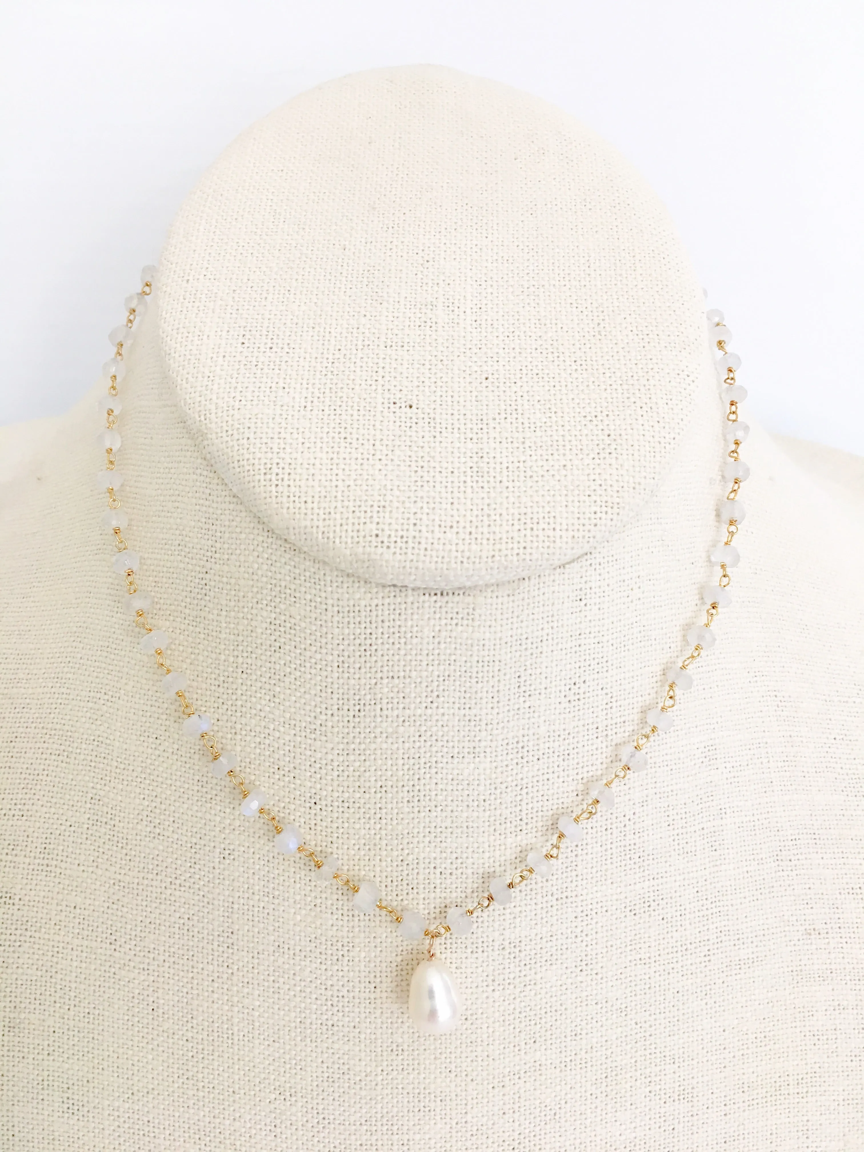 Diddi Short - white moonstone/white pearl