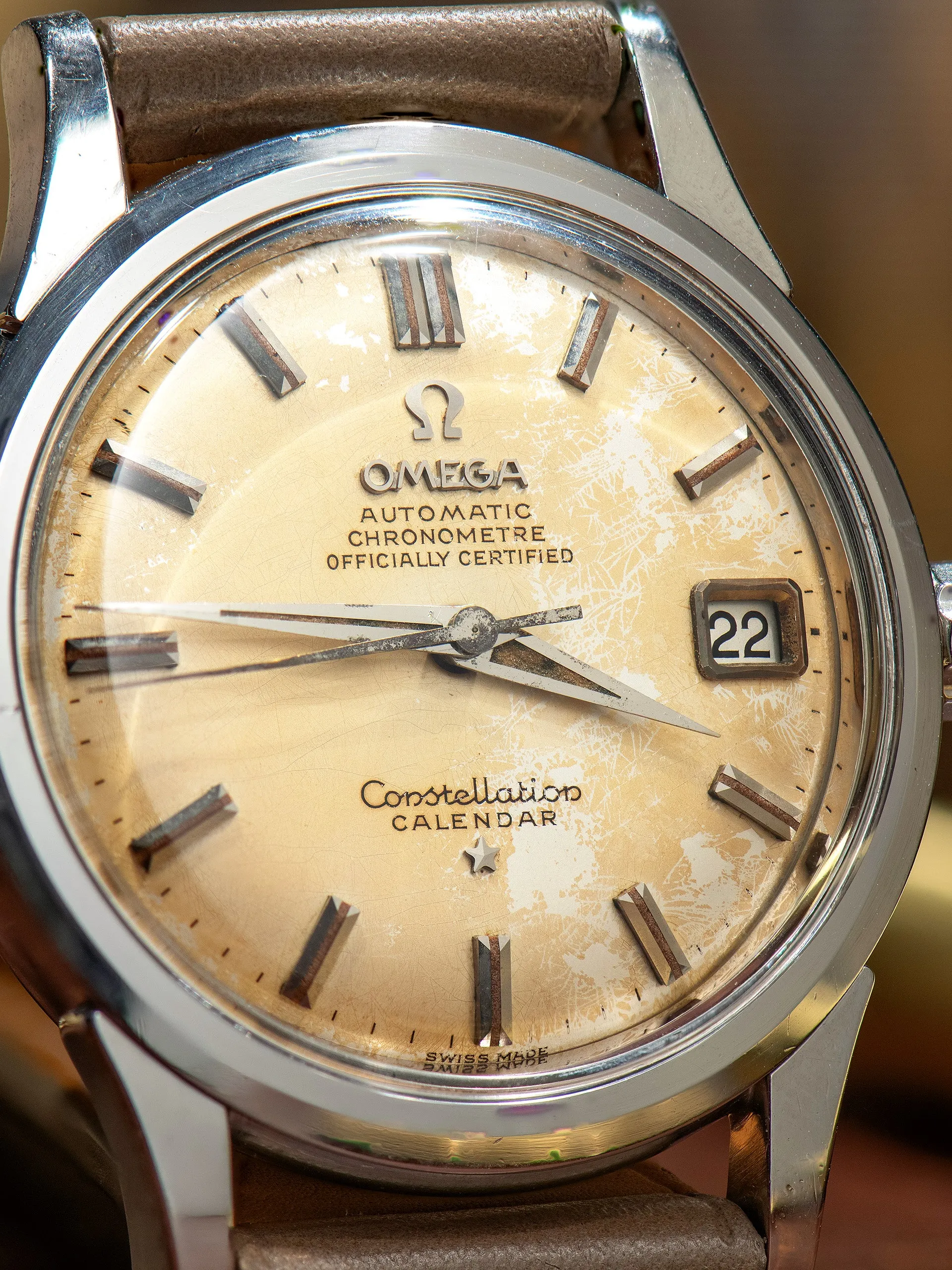 Sure! The optimized title for this e-commerce product in English with modifiers could be: Vintage 1958 Tropical Omega Constellation Calendar Watch (Ref. 2943 2 SC) - Rare Luxury Timepiece