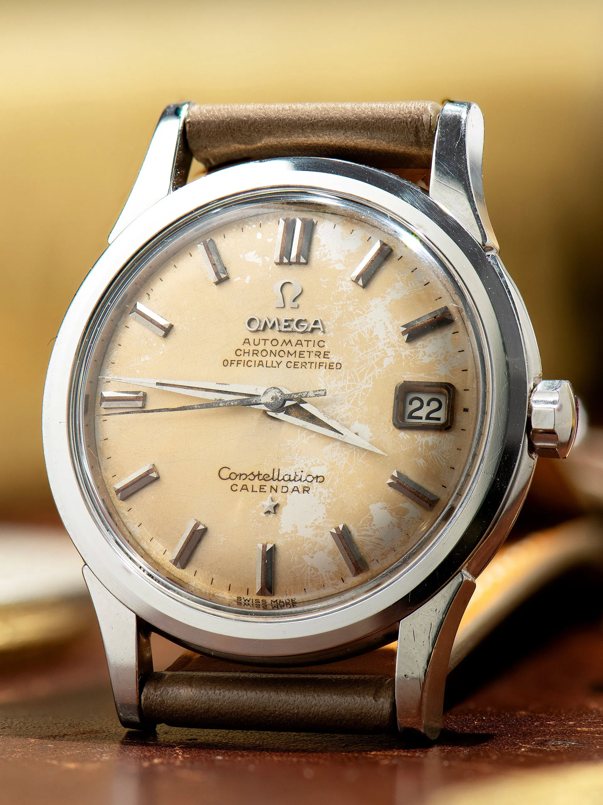 Sure! The optimized title for this e-commerce product in English with modifiers could be: Vintage 1958 Tropical Omega Constellation Calendar Watch (Ref. 2943 2 SC) - Rare Luxury Timepiece